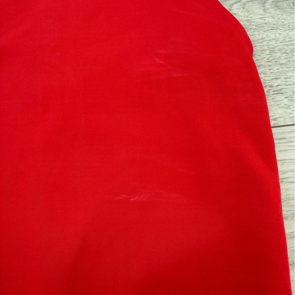 Chic Scarlet Sleeveless Tank Top - Picture 3 of 3